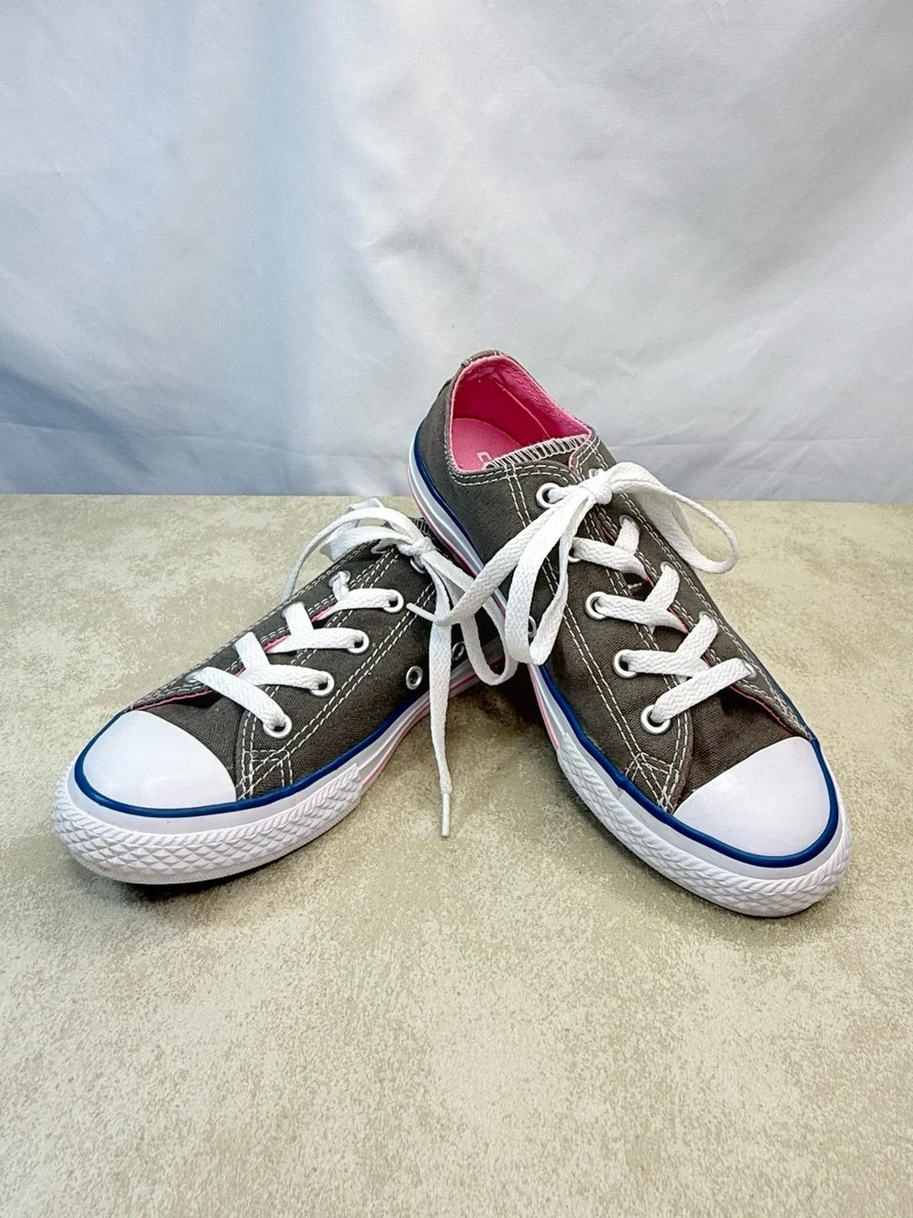 Converse Kids Size 2 Charcoal Canvas Low-Top Sneakers with Pink Lining EUC LN